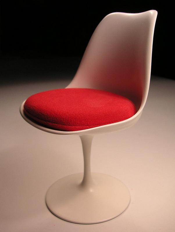 800px-Saarinen_Tulpanstolen.jpg