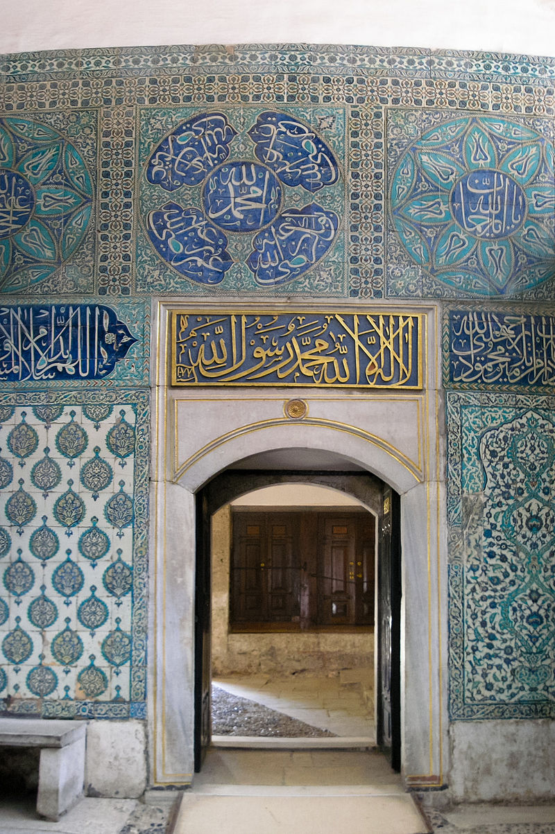 800px-Sadirvanli_Sofa_Harem_Topkapi_Istanbul_2007c.jpg