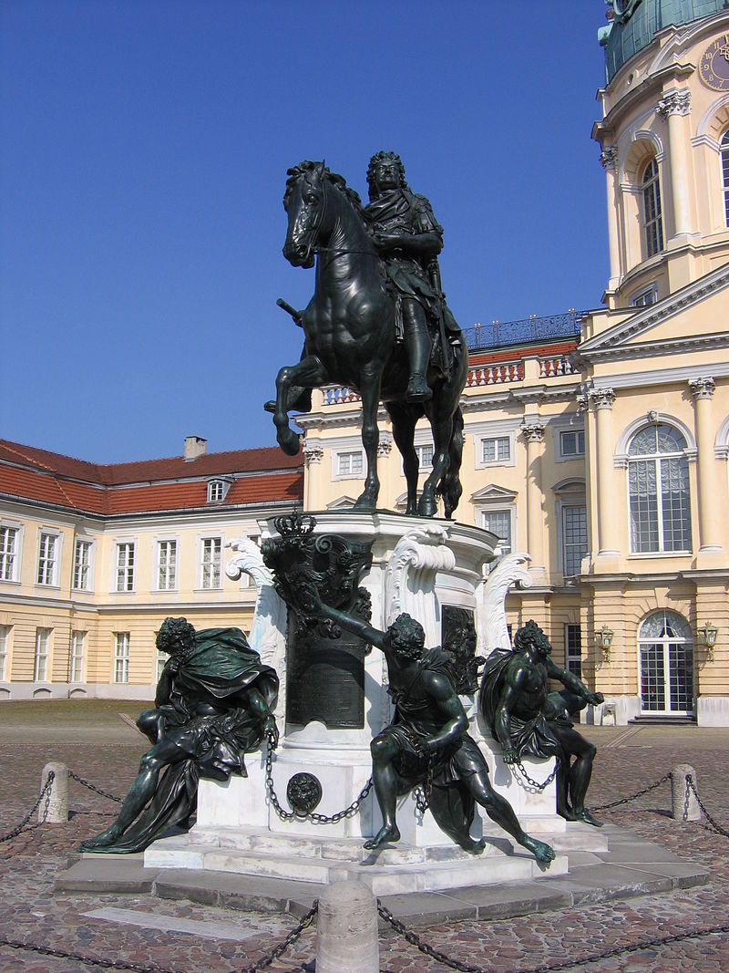 800px-Schloss_Charlottenburg_2005_285.jpg