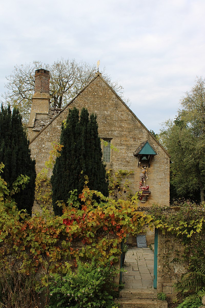 800px-Snowshill_Manor_gardens_01.jpg