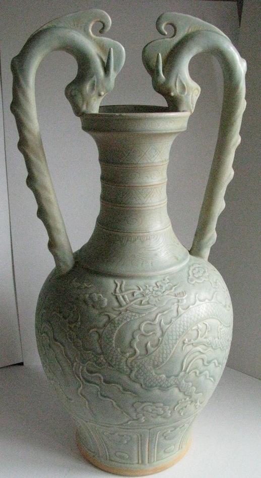800px-Song_or_Yuan_Celadon_Ware-_Two_Dragon_Handle_Amphora.JPG