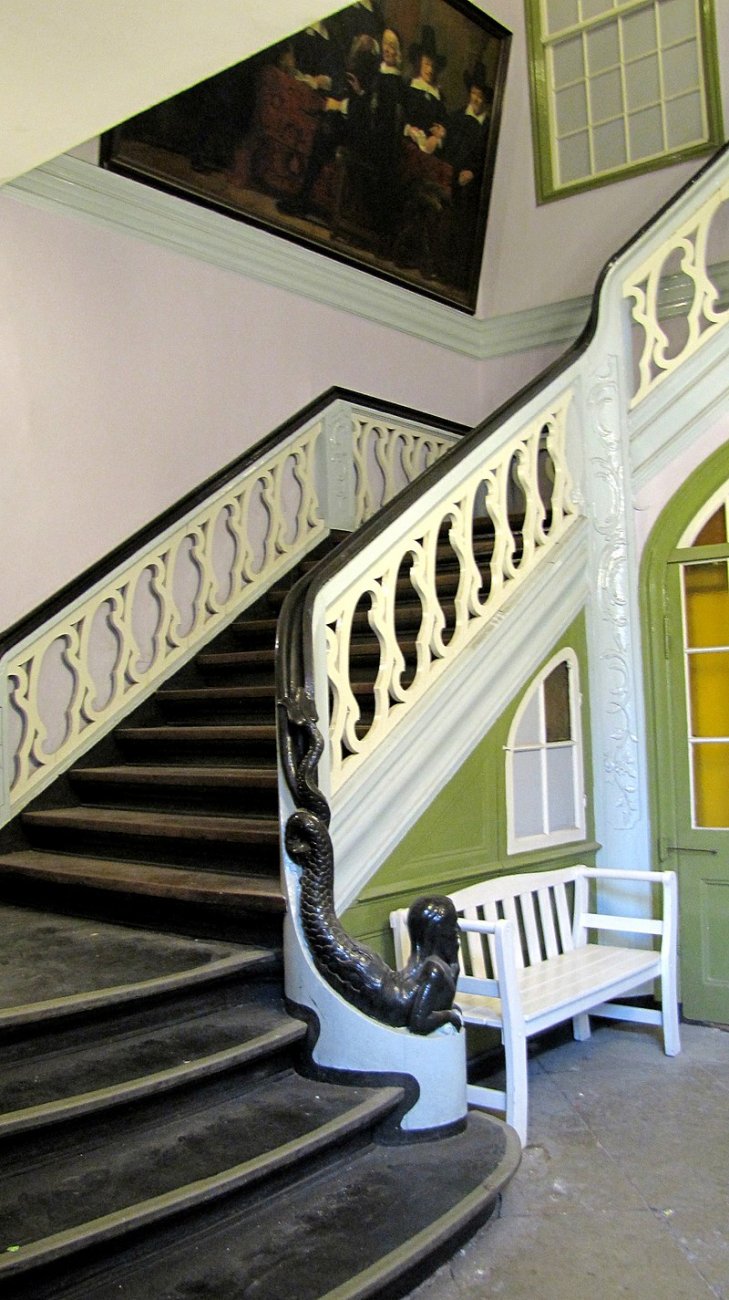 800px-StaircaseKönigstr81.JPG