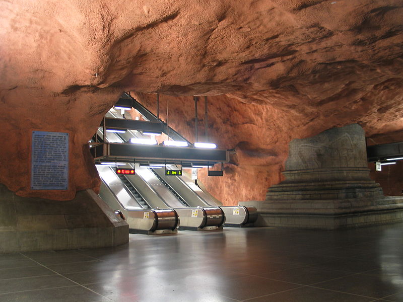 800px-Stockholm_subway_radhuset_20050808_0021.jpg