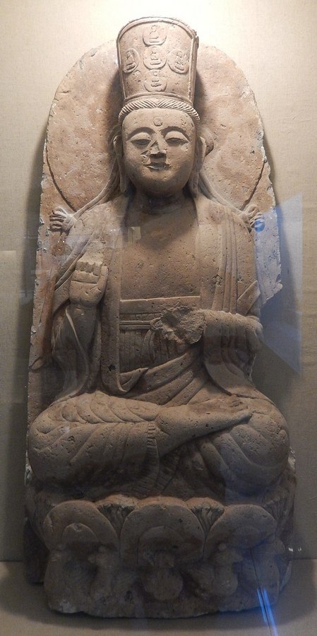800px-Stone_sculpture_of_a_Buddha_from_Lindong_South_Pagoda.jpg