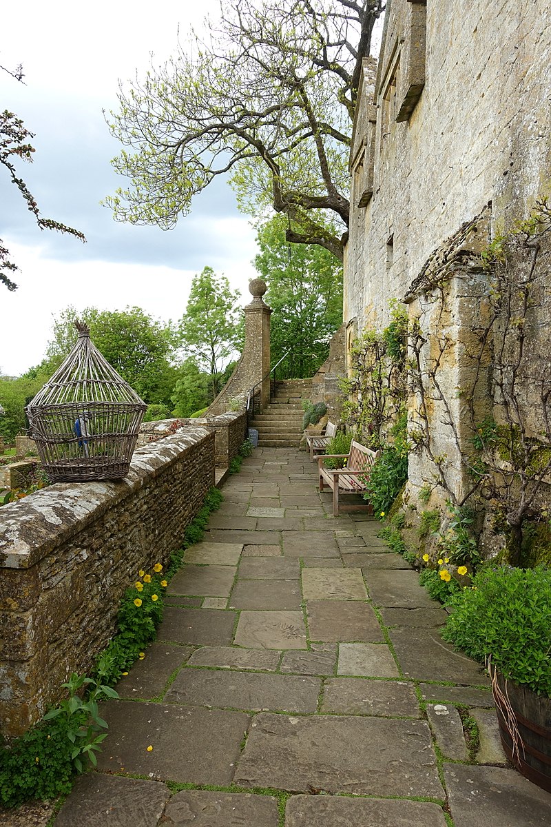 800px-Terrace_-_Snowshill_Manor_-_Gloucestershire,_England_-_DSC09633.jpg