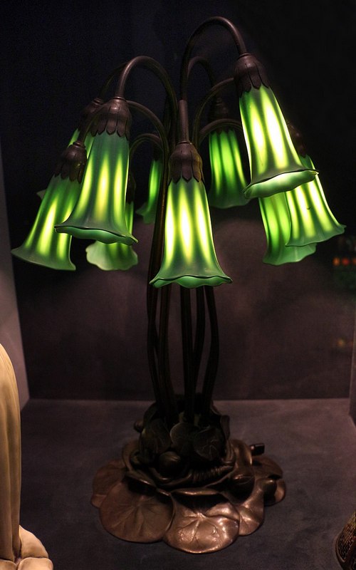 800px-Tiffany_studios,_lampada_giglio_a_dаieci_luci,_1910_ca.jpg