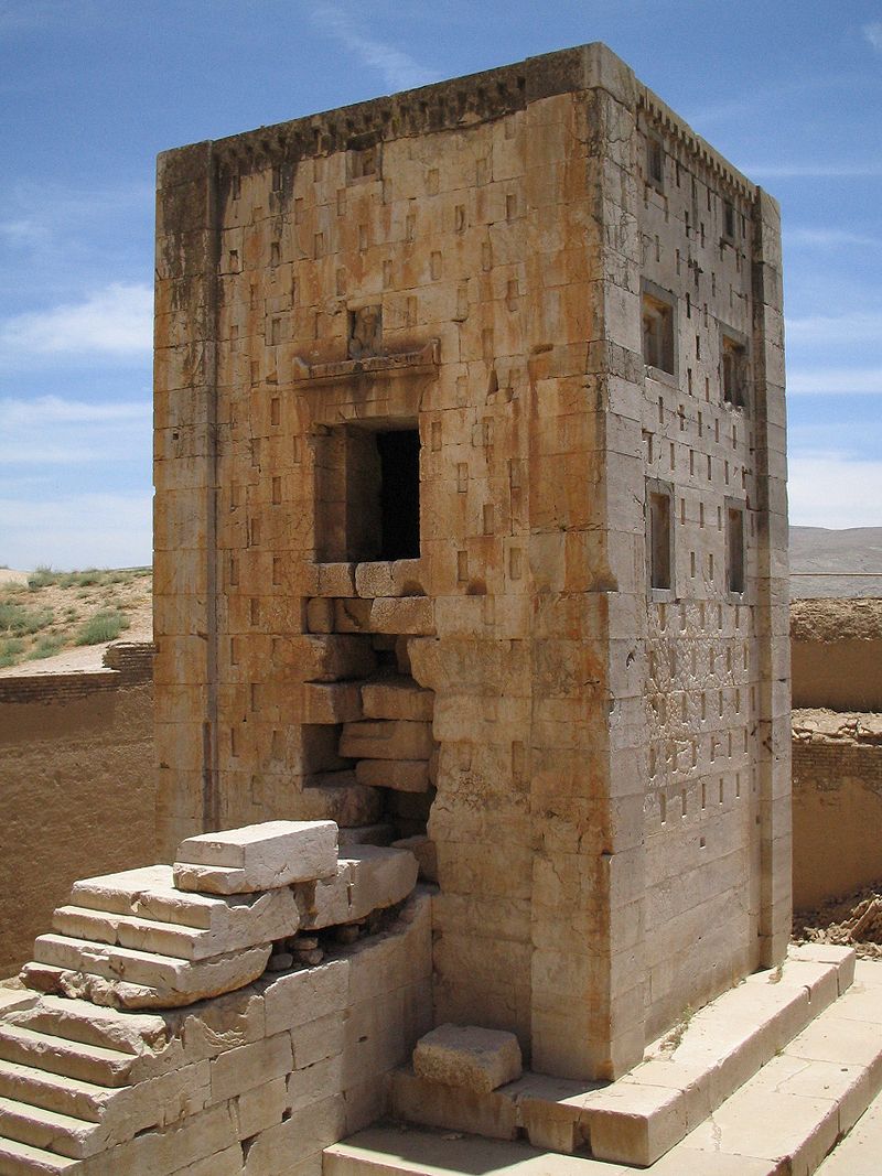 800px-Tour_nagsh-e-rostam_iran.jpg