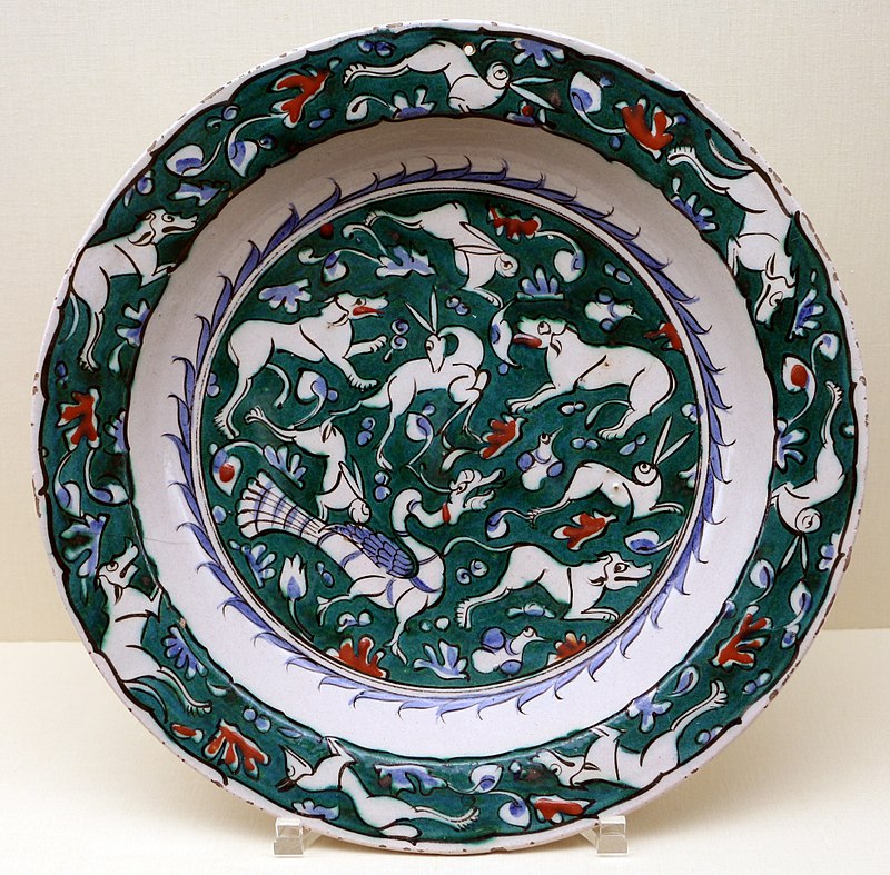 800px-Turchia,_periodo_ottomano,_piatto_con_animali_su_sfondo_colorato,_iznik,_1550-1600_ca.jpg