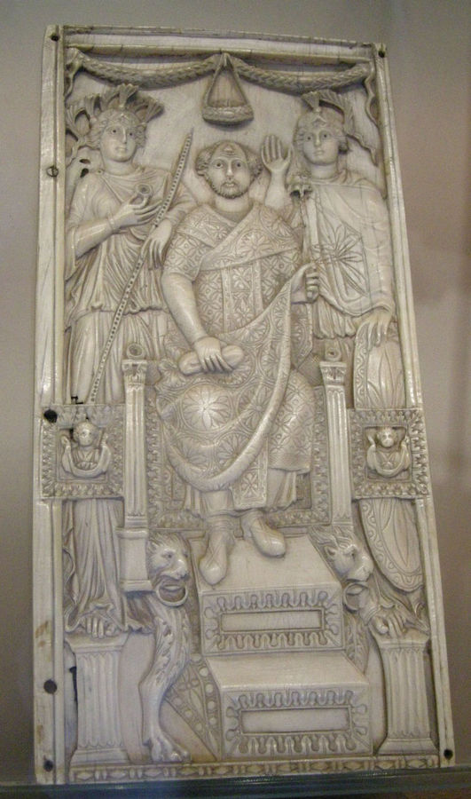800px-Valva_di_dittico_consolare_di_Magno,_europa_occ.le_VI_sec.jpg