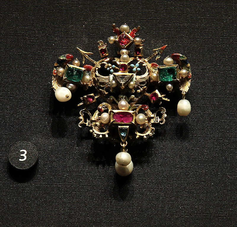 800px-Victoria_and_Albert_Museum_Jewellery_11042019_Dres.jpg