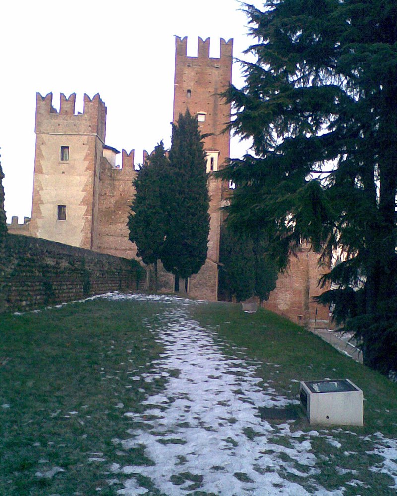 800px-Villafranca_castello.jpg
