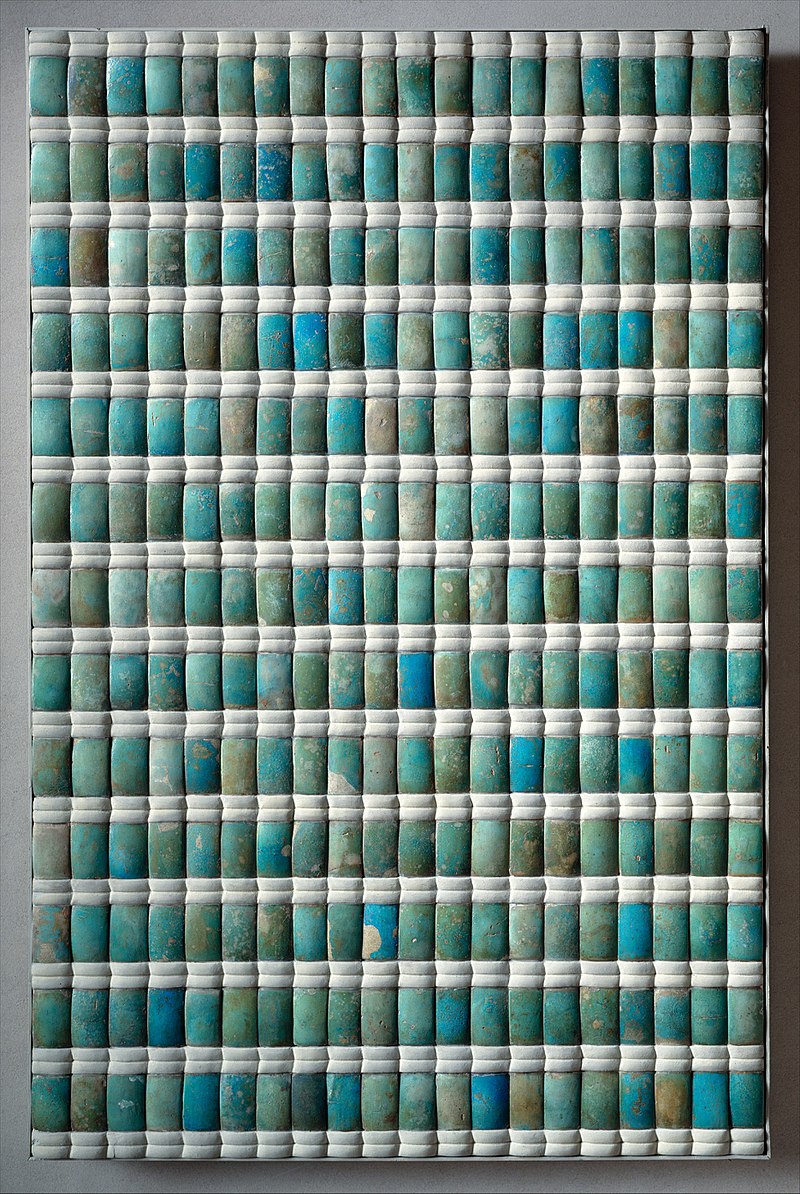 800px-Wall_tiles_from_the_funerary_apartments_of_king_Djoser_MET_DT258569.jpg