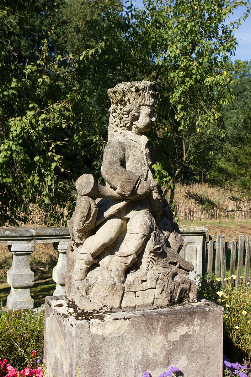 800px-Wasserschloss_Mitwitz_Figuren_von_Ferdinand_Tietz_(MGK18659).jpg