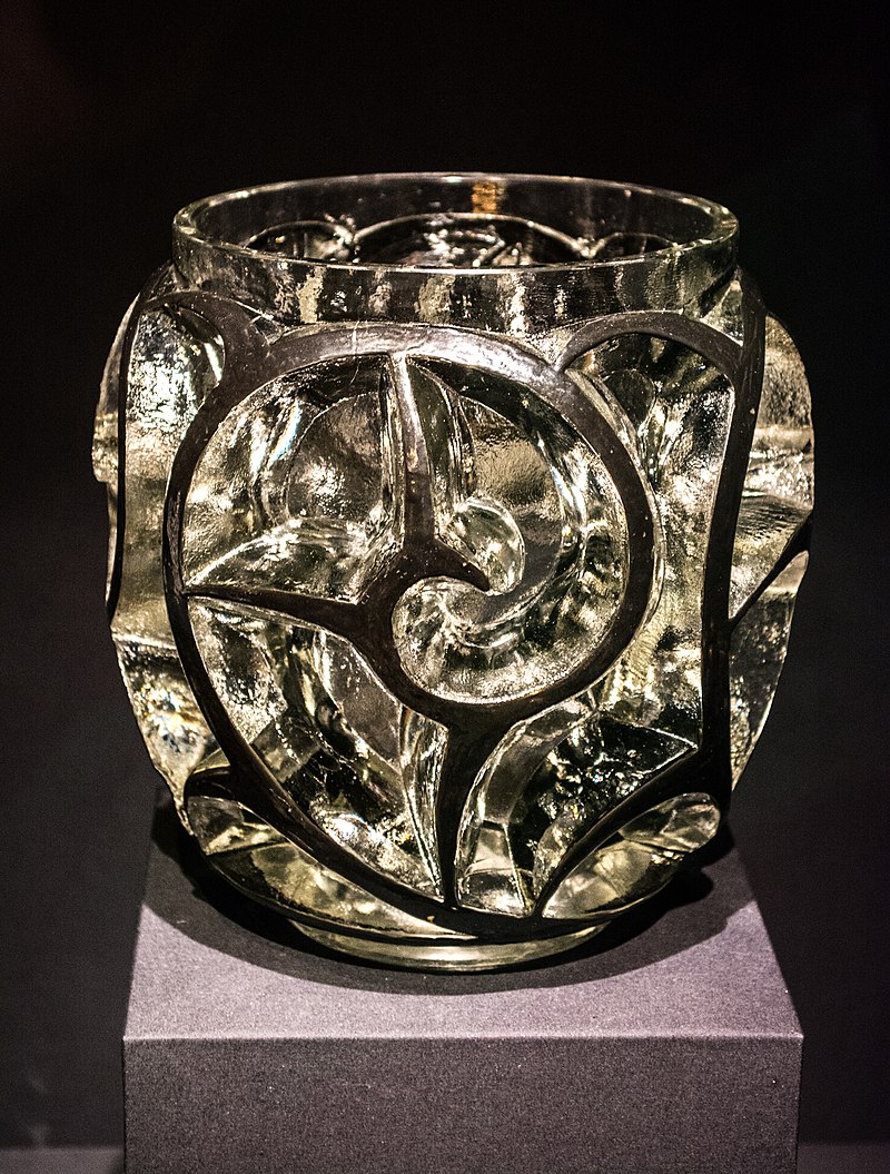 800px-Whirlwind_vase_-_Suzanne_Lalique_(38742976635).jpg
