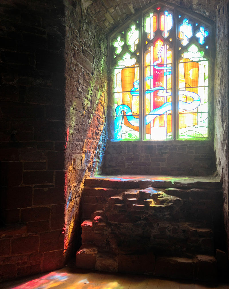 800px-Window_at_Goodrich_Castle.JPG