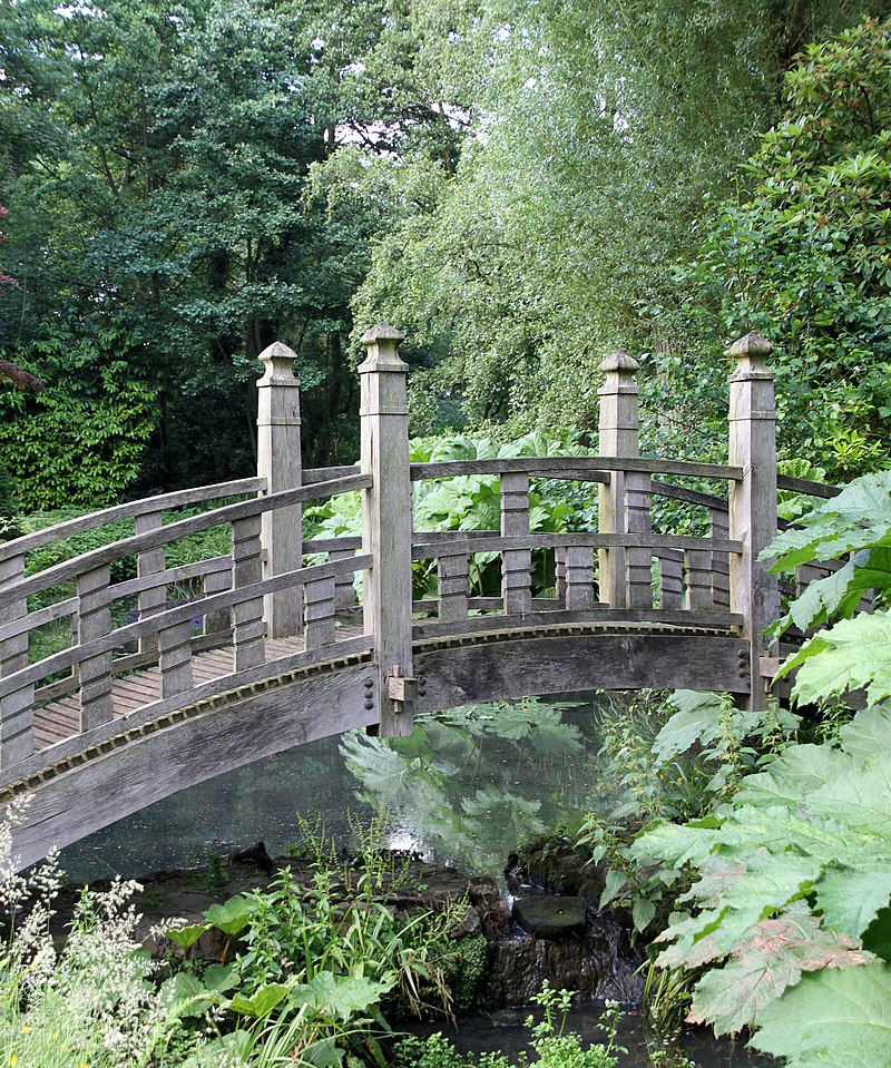 800px-Winterbourne_House_Gardens_2_(27756589140).jpg