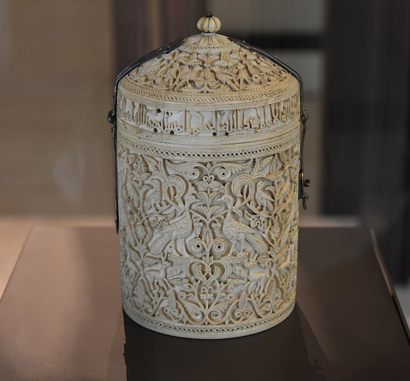 800px-Zamora_pyxis,_AH_353_(966),_National_Archeological_Museum,_Madrid_(28735838644).jpg