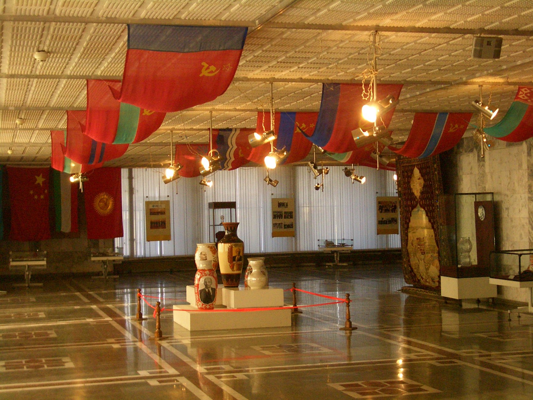 84 E7901-Bishkek-museum-Lenin-carpet.jpg