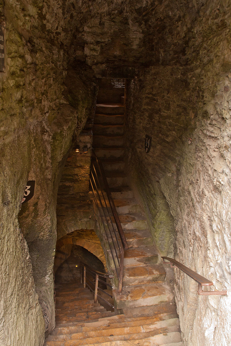 84010-CLT-0001-01_Kasteel_Bouillon_Trappenhuis.jpg