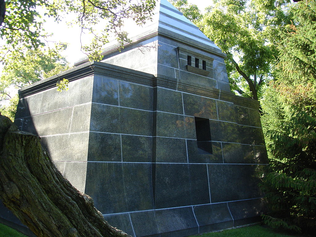 89 1024px-Chicago,_Illinois_Martin_Ryerson_Tomb_1.jpg