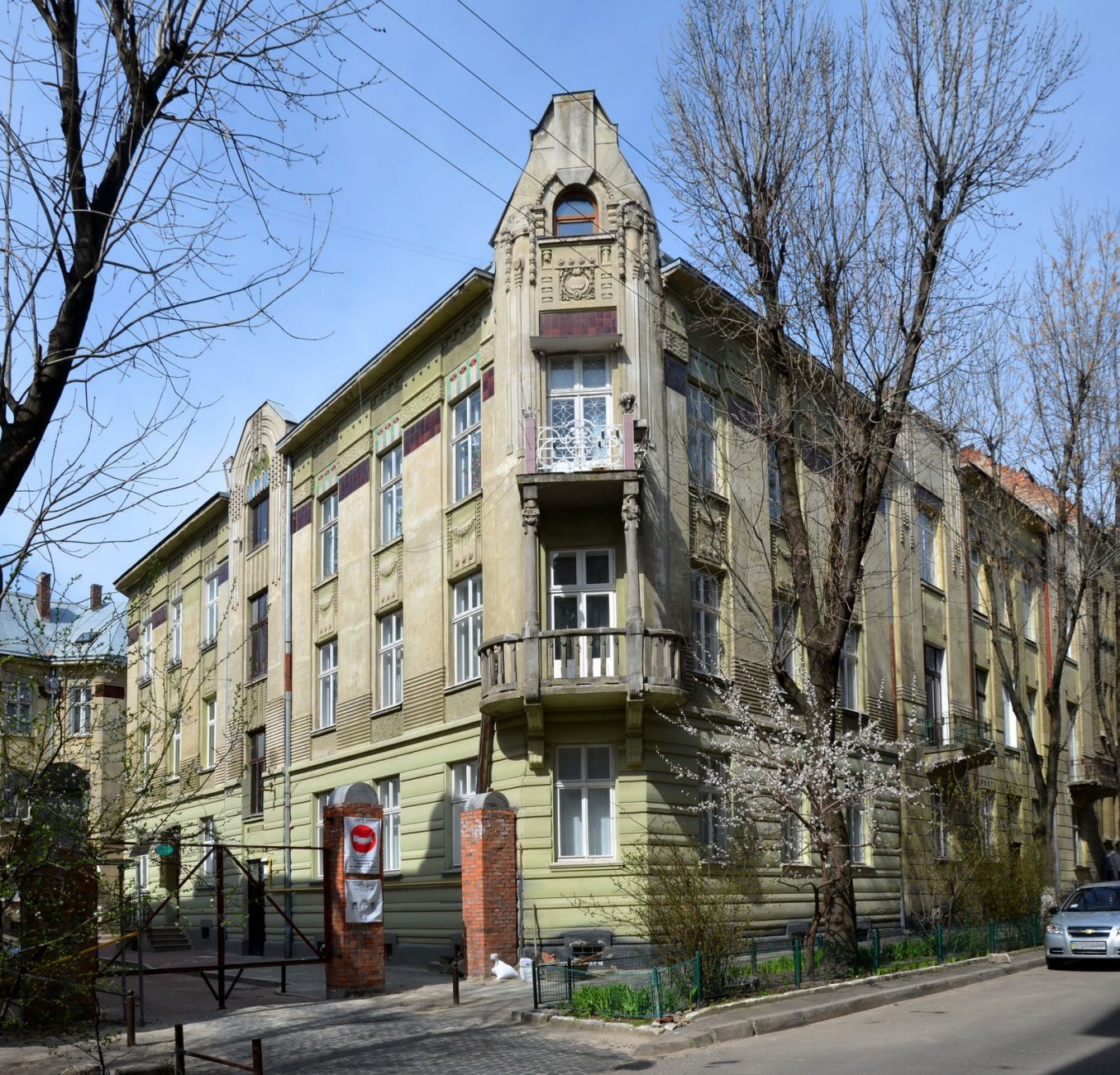 8_Dontsova_Street,_Lviv_(12).jpg