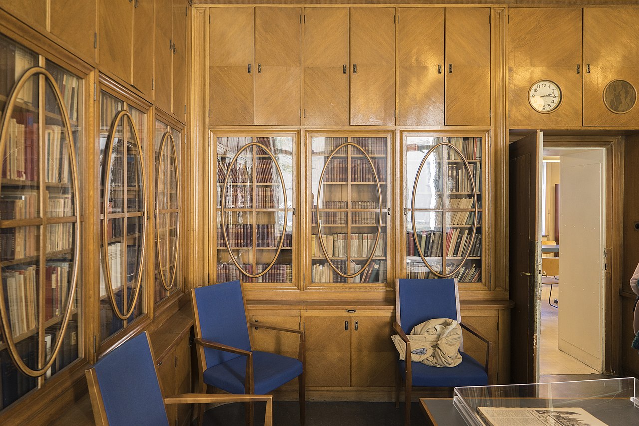 9 1280px-Vorwärtshaus_Innenansicht_2.jpg