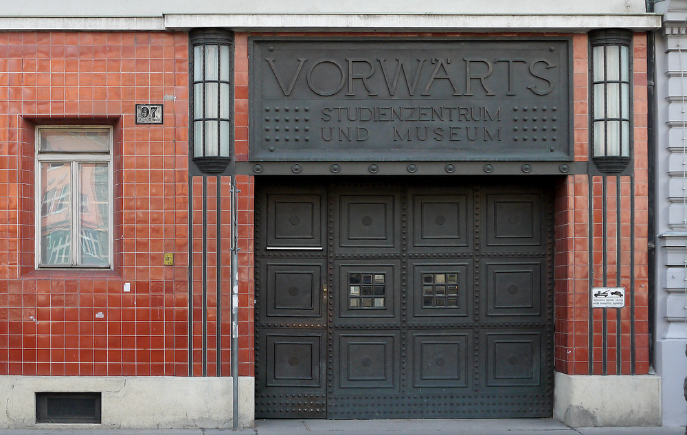 9 Vorwärtsgebäude_Tür.jpg