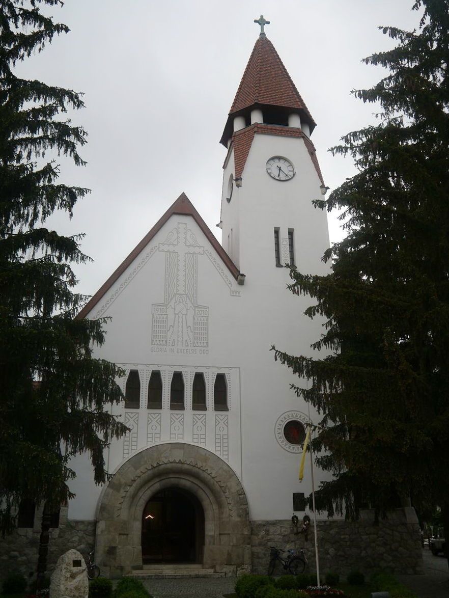 9 Zebegeny_Katholische_Kirche_Fassade_1_0.jpg