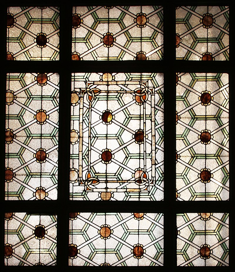 94 800px-Glass_Roof_Trading_Room_(15613640951).jpg