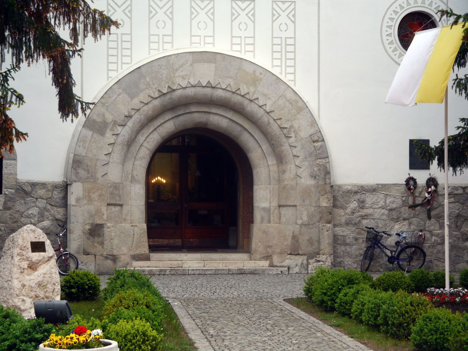 9Zebegeny_Katholische_Kirche_Portal_0.jpg