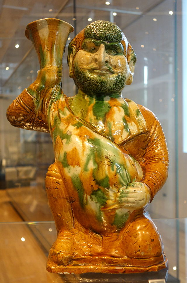 _foreigner_with_wineskin,_China,_Tang_dynasty,_c._675-750,_glazed_earthenware.JPG