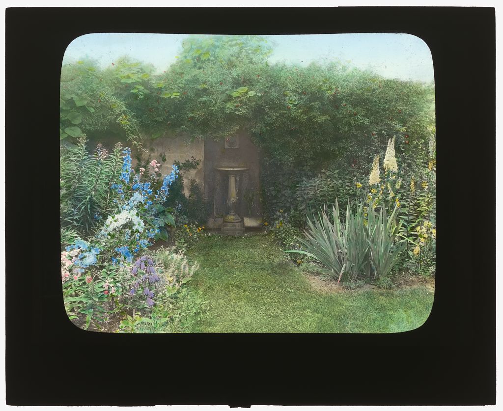 _Gray_Gardens,__Robert_Carmer_Hill_house,_Lily_Pond_Lane,_East_Hampton,_New_York._LOC_7221391276.jpg