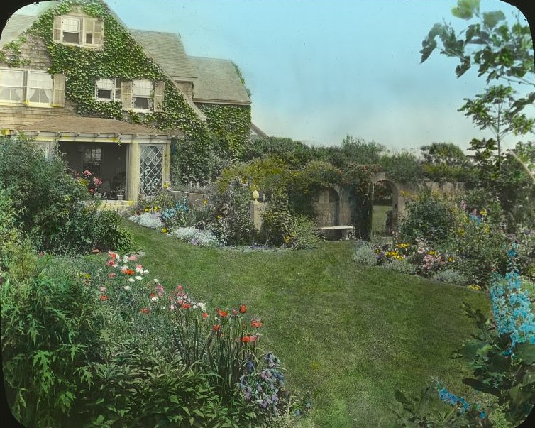 _Gray_Gardens,__Robert_Carmer_Hill_house.jpg