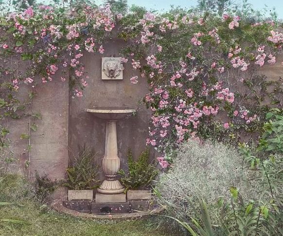 _Gray_Gardens,__Robert_Carmer_Hill_house_birdbath.jpg