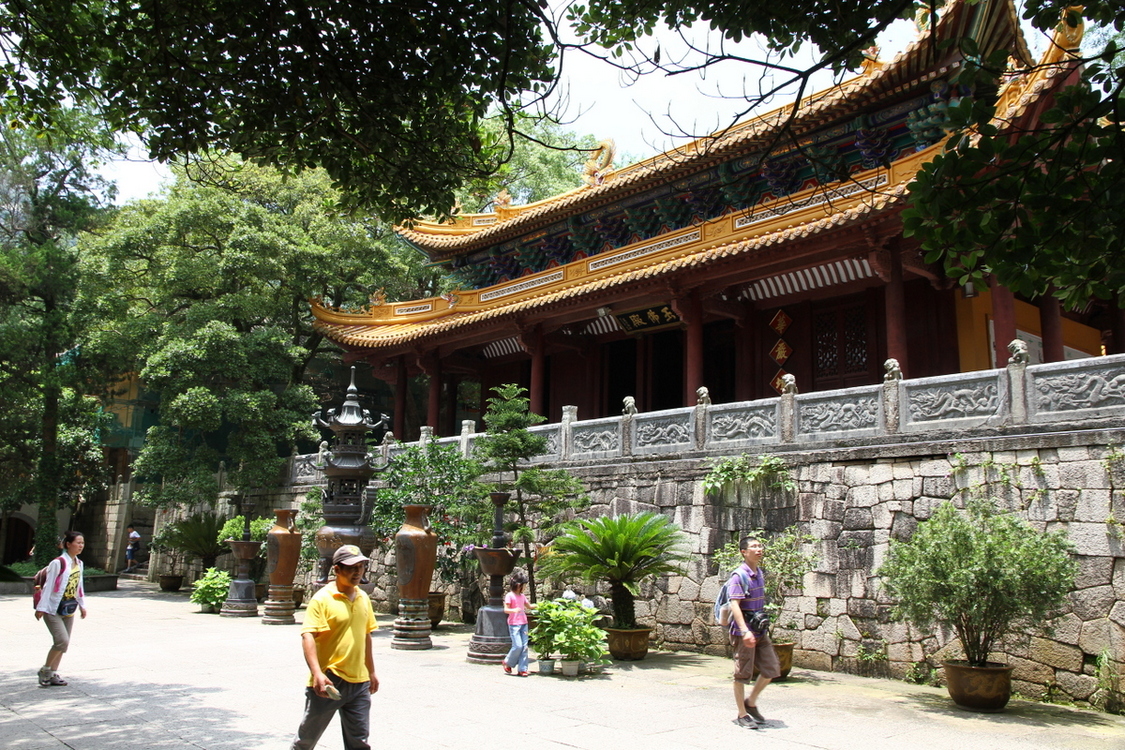 A_hall_in_Fayu_Temple_on_Putuo_Shan_island_in_China.JPG