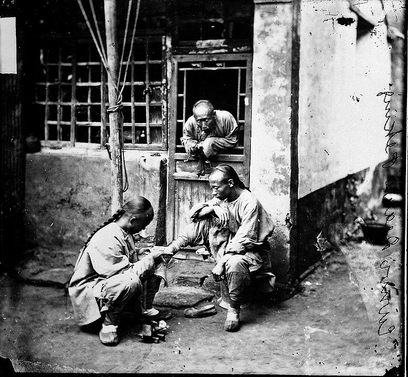 A_travelling_chiropodist_operating_upon_a_corn_Wellcome_L0018862.jpg