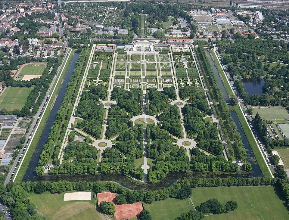 Aerial_image_of_Großer_Garten_(view_from_the_south).jpg