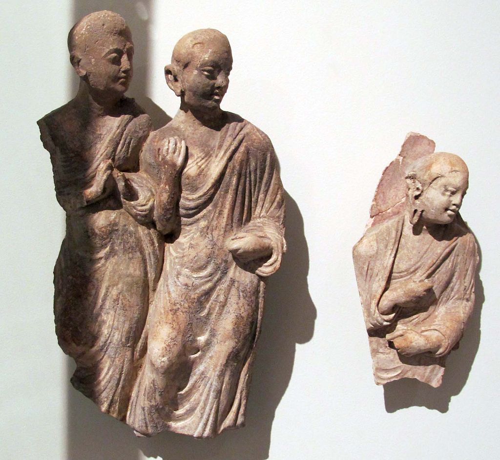 Afghanistan,_oranti,_sito_di_hadda,_monastero_di_tapa-kalan,_III-IV_sec.JPG