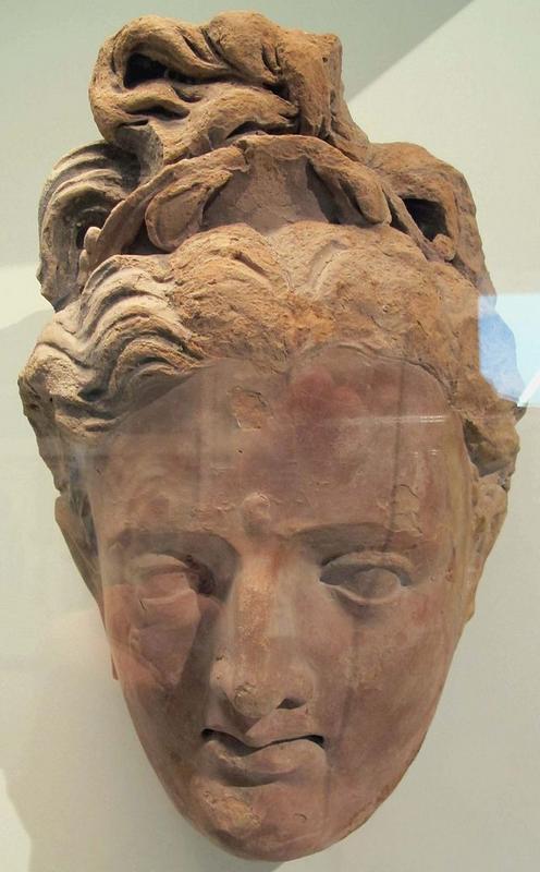 Afghanistan,_testa_di_bodhisattva,_dal_sito_di_hadda,_monastero_di_tapa-i-kafariha,_II-III_sec.JPG
