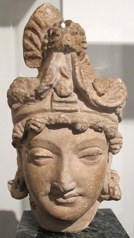 Afghanistan,_testa_di_bodhisattva,_sito_di_hadda,_III-IV_sec.JPG