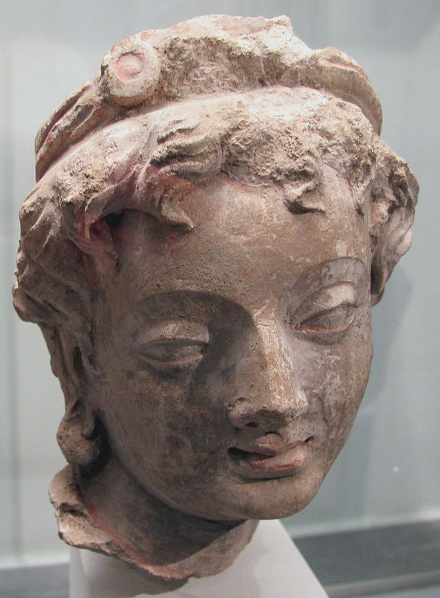 Afghanistan,_testa_di_ragazza,_dal_sito_di_hadda,_monastero_di_tapa-i-kafariha,_III-IV_sec.JPG