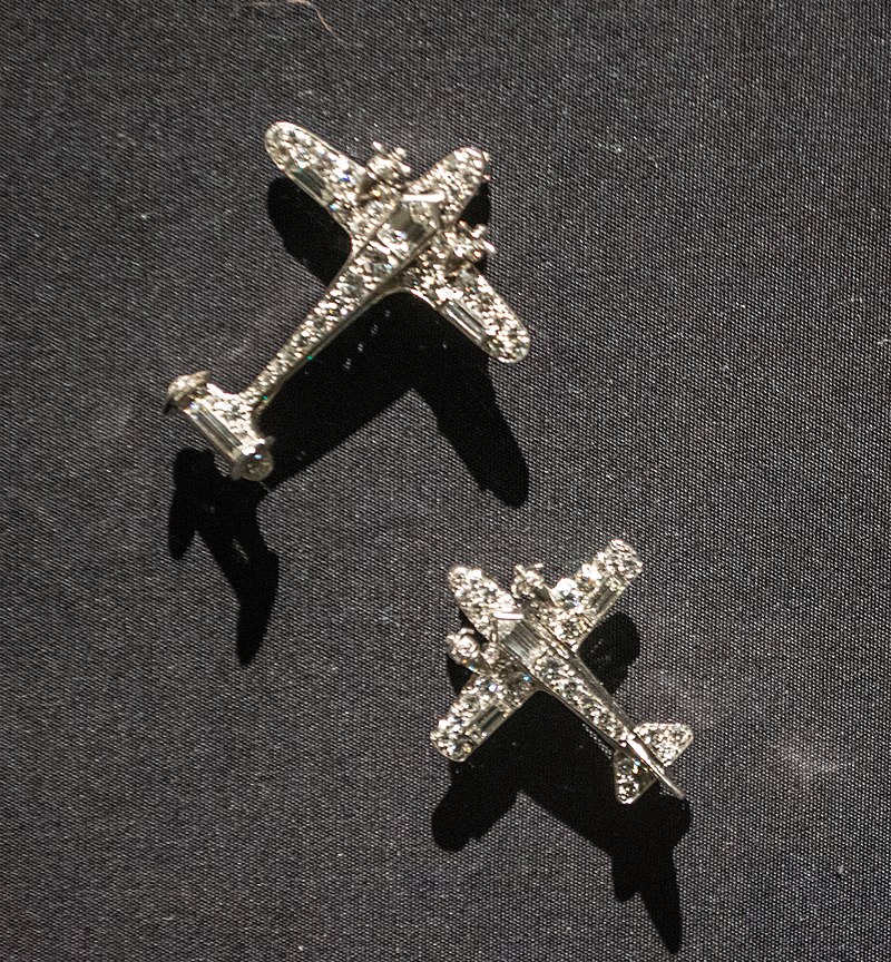 Airplane_brooches_-_Cartier_(27984414649).jpg