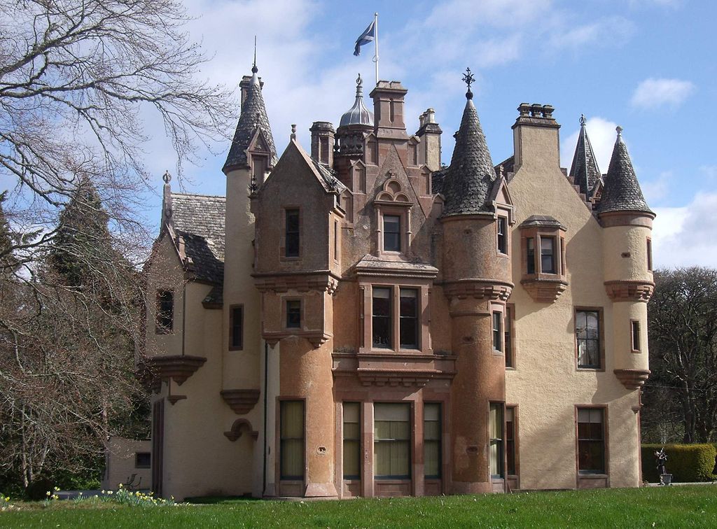 Aldourie_Castle_-_on_the_shore_of_Loch_Ness_Inverness_Scotland_2.jpg