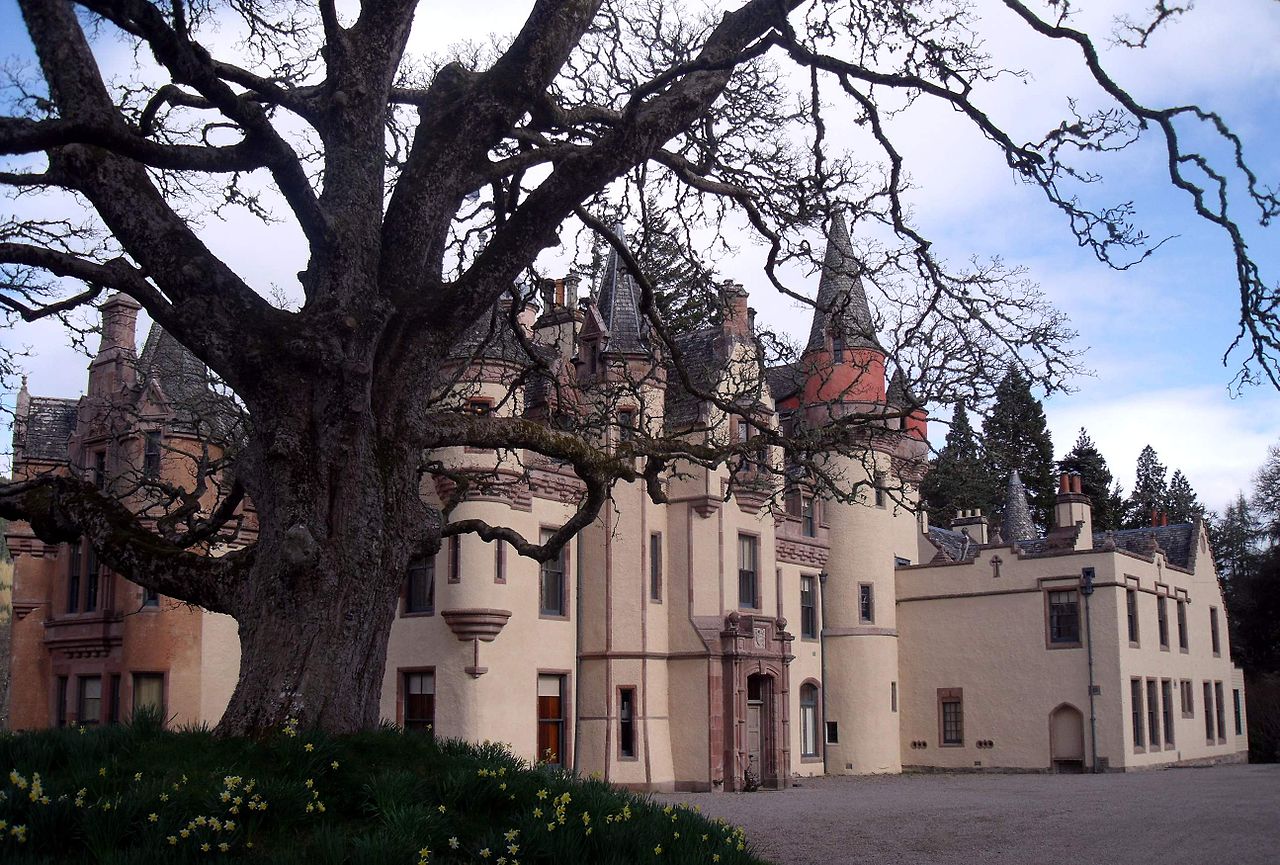 Aldourie_Castle_-_on_the_shore_of_Loch_Ness_Inverness_Scotland_3.jpg
