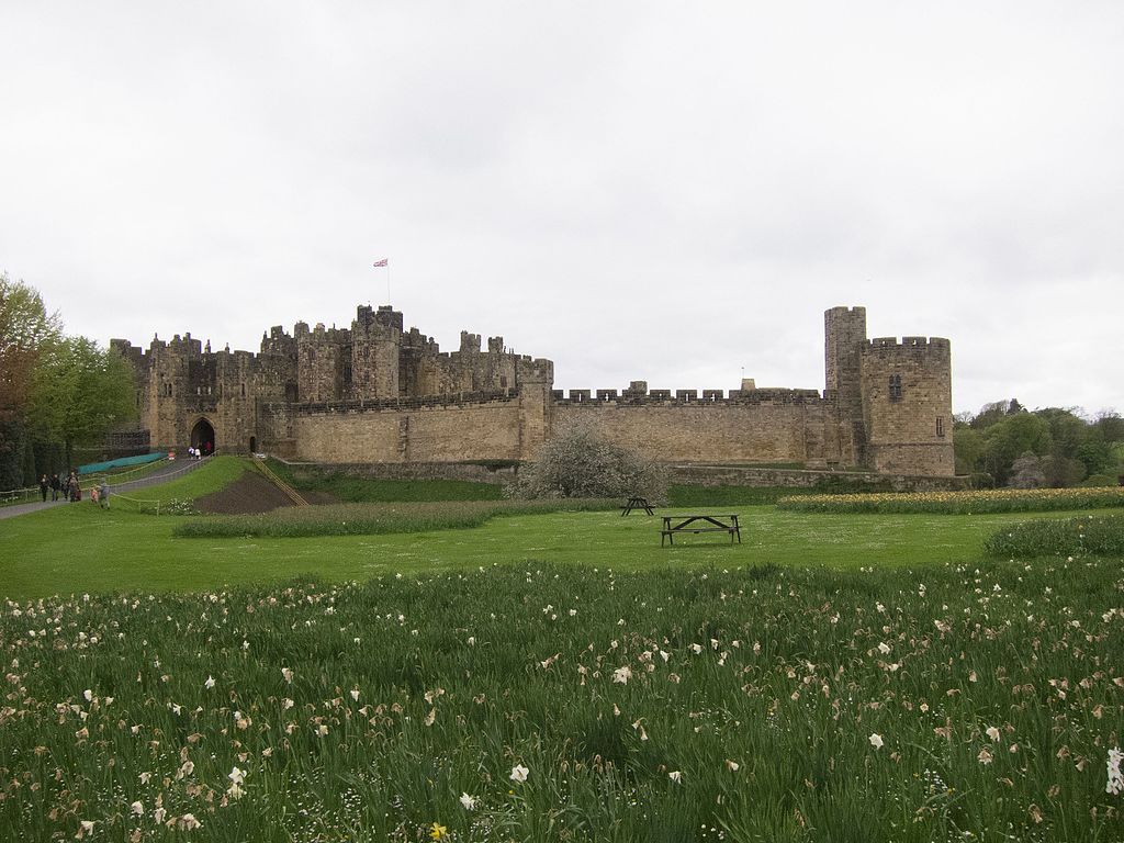 Alnwick_Castle_(26203078110).jpg