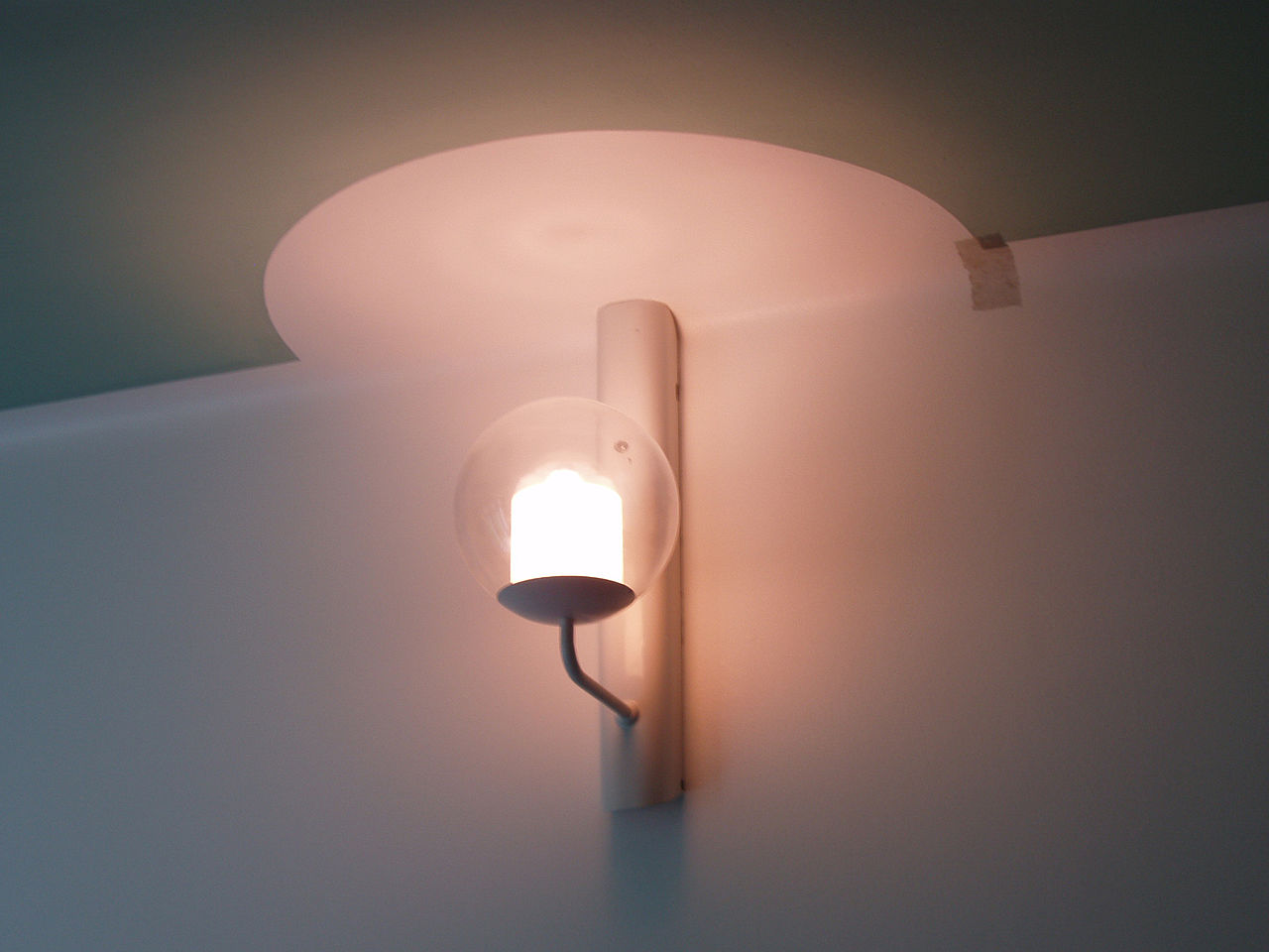 Alvar_Aalto,_Paimio_Sanatorium,_Bedroom_lamp.jpg