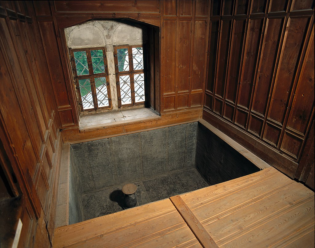 ambras1024px-Die_Wanne_des_Bads_der_Philippine_Welser.jpg