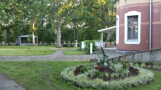 ammande-villa-garden.jpg
