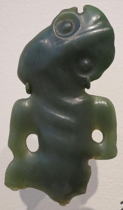 Amulet_(hei_tiki),_Maori_people,_Honolulu_Museum_of_Art,_12762.JPG