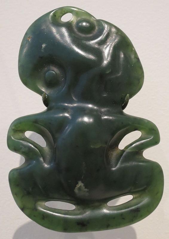 Amulet_(hei_tiki),_Maori_people,_Honolulu_Museum_of_Art,_3348.JPG